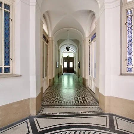 Premium By Hi5- Jozsef Koerut Будапешт