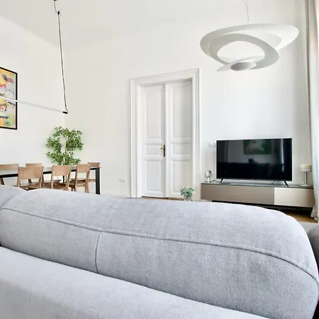 Premium By Hi5- Jozsef Koerut Будапешт