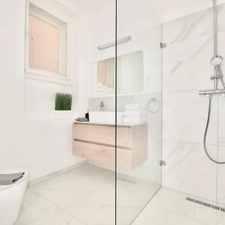 Апартаменты Premium By Hi5- Jozsef Koerut *